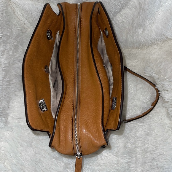 Michael kors ,softly structured leather shoulder bag/ signature hardware - Picture 6 of 10